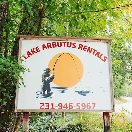 Arbutus Lake 3 Bedroom Cottage Τράβερς Σίτι Εξωτερικό φωτογραφία